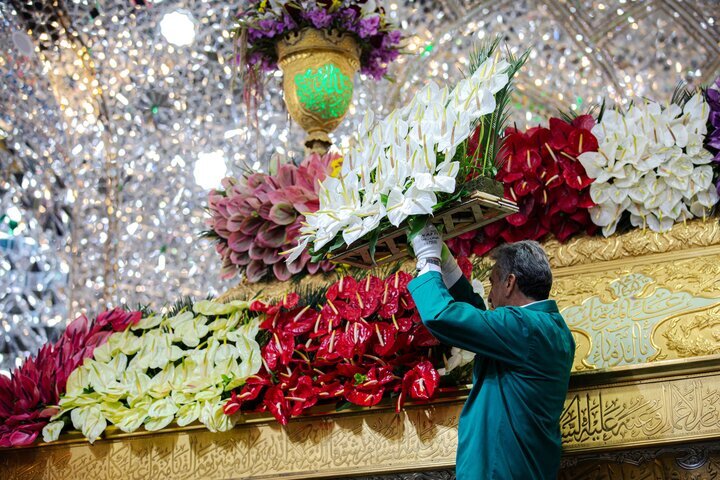 گل&zwnj;آرایی حرم امام حسین (ع) در آستانه سوم شعبان