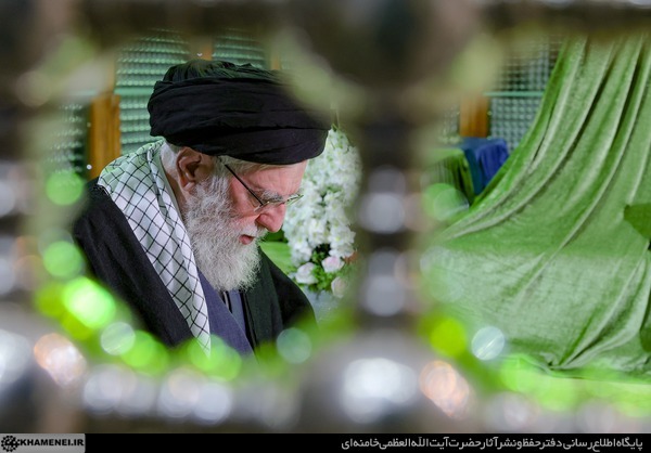 آغاز جشنهای چهلوهفتمین سالگرد پیروزی انقلاب اسلامی با حضور حضرت آیتالله خامنهای در حرم مطهر حضرت امام خمینی(ره) آغاز جشنهای چهلوهفتمین سالگرد پیروزی انقلاب اسلامی با حضور حضرت آیتالله خامنهای در حرم مطهر حضرت امام خمینی(ره)