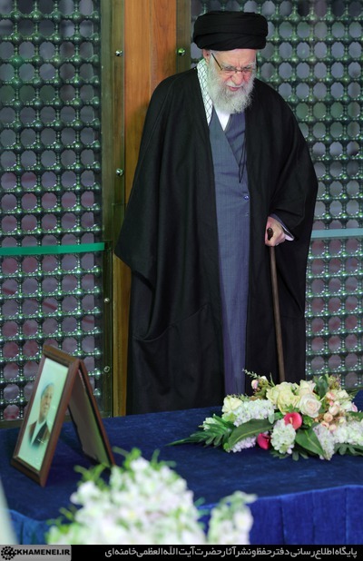 آغاز جشنهای چهلوهفتمین سالگرد پیروزی انقلاب اسلامی با حضور حضرت آیتالله خامنهای در حرم مطهر حضرت امام خمینی(ره) آغاز جشنهای چهلوهفتمین سالگرد پیروزی انقلاب اسلامی با حضور حضرت آیتالله خامنهای در حرم مطهر حضرت امام خمینی(ره)