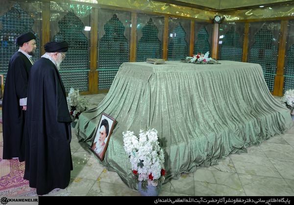 آغاز جشنهای چهلوهفتمین سالگرد پیروزی انقلاب اسلامی با حضور حضرت آیتالله خامنهای در حرم مطهر حضرت امام خمینی(ره) آغاز جشنهای چهلوهفتمین سالگرد پیروزی انقلاب اسلامی با حضور حضرت آیتالله خامنهای در حرم مطهر حضرت امام خمینی(ره)