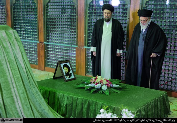 آغاز جشنهای چهلوهفتمین سالگرد پیروزی انقلاب اسلامی با حضور حضرت آیتالله خامنهای در حرم مطهر حضرت امام خمینی(ره) آغاز جشنهای چهلوهفتمین سالگرد پیروزی انقلاب اسلامی با حضور حضرت آیتالله خامنهای در حرم مطهر حضرت امام خمینی(ره)