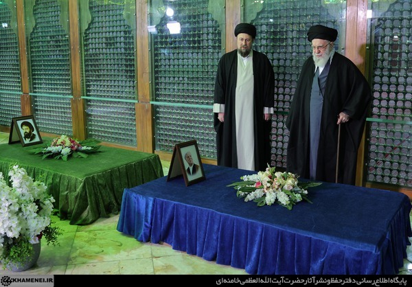 آغاز جشنهای چهلوهفتمین سالگرد پیروزی انقلاب اسلامی با حضور حضرت آیتالله خامنهای در حرم مطهر حضرت امام خمینی(ره) آغاز جشنهای چهلوهفتمین سالگرد پیروزی انقلاب اسلامی با حضور حضرت آیتالله خامنهای در حرم مطهر حضرت امام خمینی(ره)