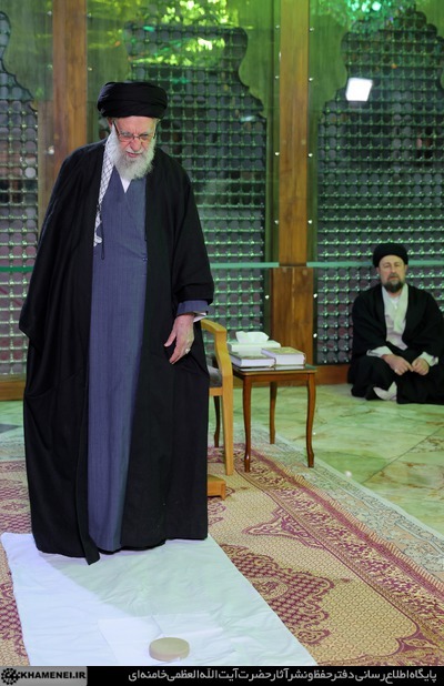 آغاز جشنهای چهلوهفتمین سالگرد پیروزی انقلاب اسلامی با حضور حضرت آیتالله خامنهای در حرم مطهر حضرت امام خمینی(ره) آغاز جشنهای چهلوهفتمین سالگرد پیروزی انقلاب اسلامی با حضور حضرت آیتالله خامنهای در حرم مطهر حضرت امام خمینی(ره)