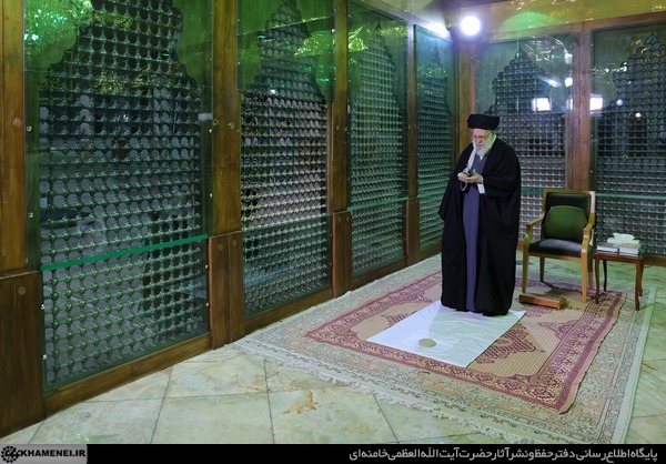 آغاز جشنهای چهلوهفتمین سالگرد پیروزی انقلاب اسلامی با حضور حضرت آیتالله خامنهای در حرم مطهر حضرت امام خمینی(ره) آغاز جشنهای چهلوهفتمین سالگرد پیروزی انقلاب اسلامی با حضور حضرت آیتالله خامنهای در حرم مطهر حضرت امام خمینی(ره)