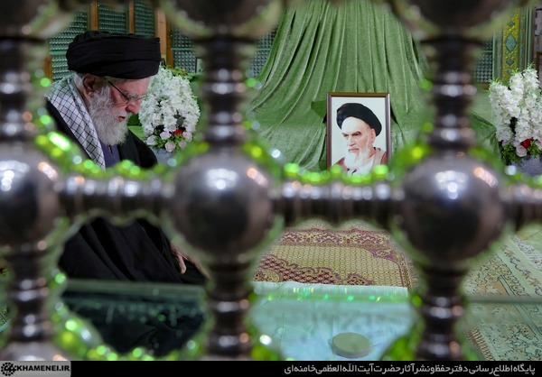 آغاز جشنهای چهلوهفتمین سالگرد پیروزی انقلاب اسلامی با حضور حضرت آیتالله خامنهای در حرم مطهر حضرت امام خمینی(ره) آغاز جشنهای چهلوهفتمین سالگرد پیروزی انقلاب اسلامی با حضور حضرت آیتالله خامنهای در حرم مطهر حضرت امام خمینی(ره)
