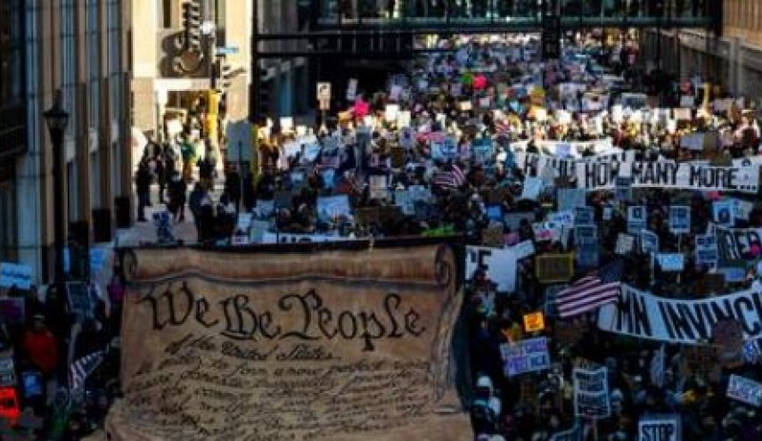 اعلام برگزاری بیش از ۳۰۰ تظاهرات علیه خشونت ماموران اداره مهاجرت در آمریکا اعلام برگزاری بیش از ۳۰۰ تظاهرات علیه خشونت ماموران اداره مهاجرت در آمریکا