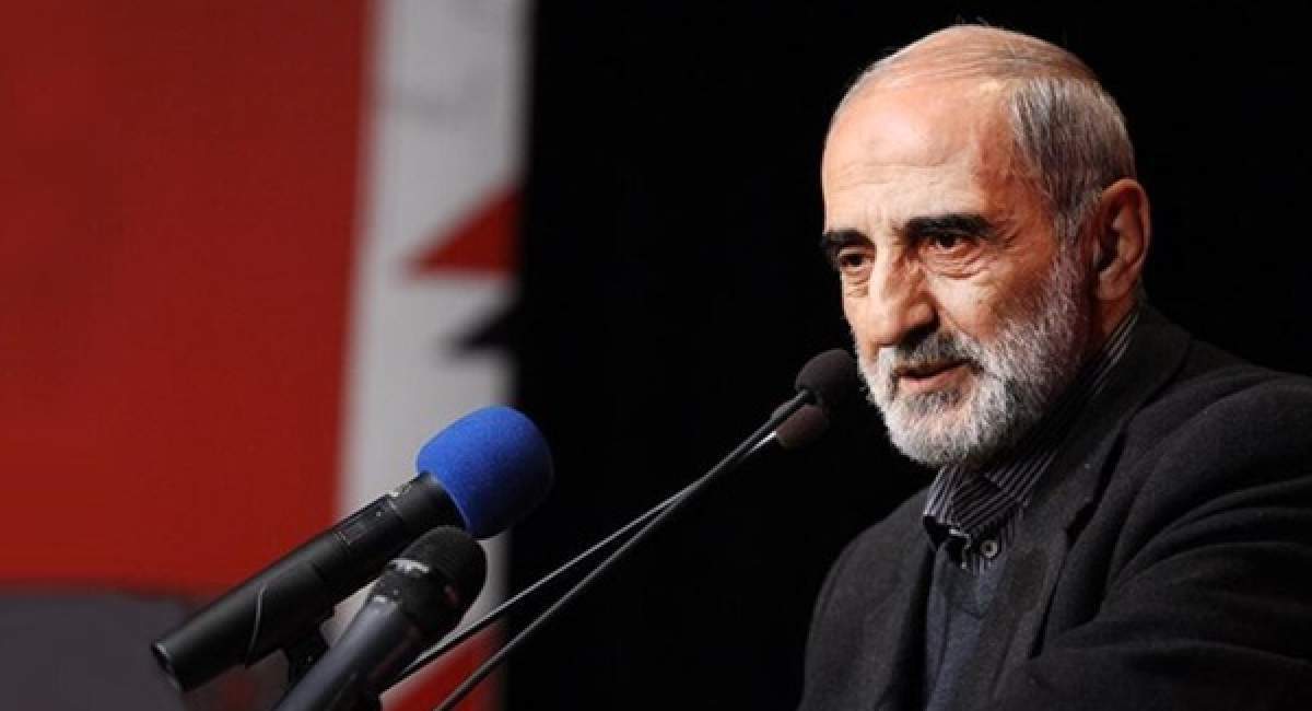 قاتل ترامپ در کنار اوست!