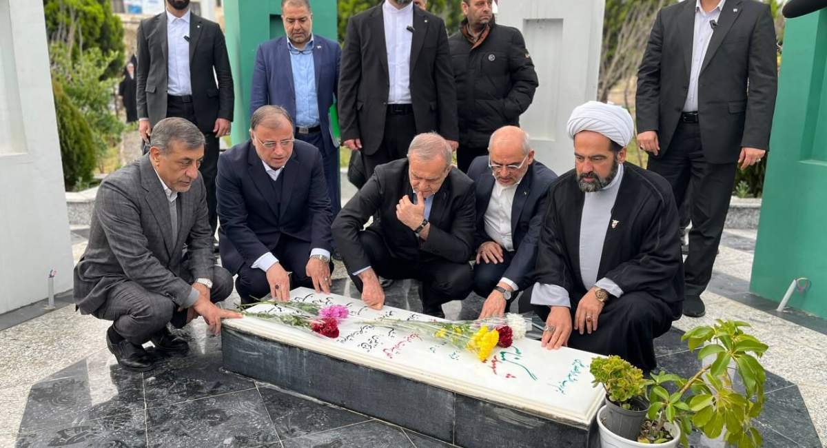 پزشکیان به مقام شهدای گلستان ادای احترام کرد