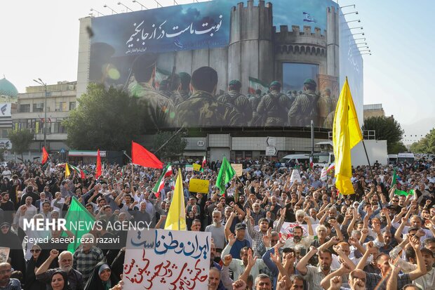 تجمع تهرانی‌ها برای تقدیر از نیروهای مسلح برگزار شد