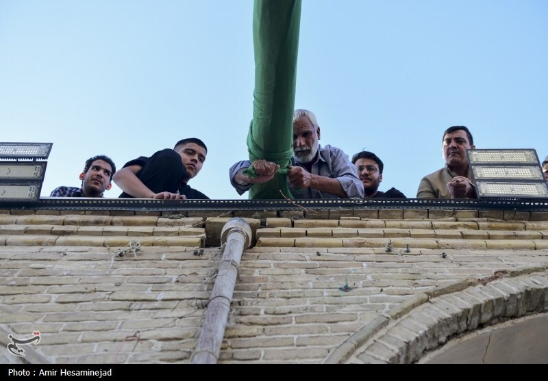 آئین سنتی برافراشتن خیمه عزای سیدالشهدا (ع) در چهل اختران قم