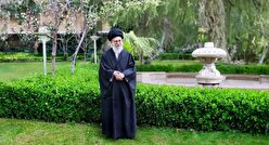 حضور آیت‌الله خامنه‌ای با گان پزشکی در اتاق عمل بیمارستان