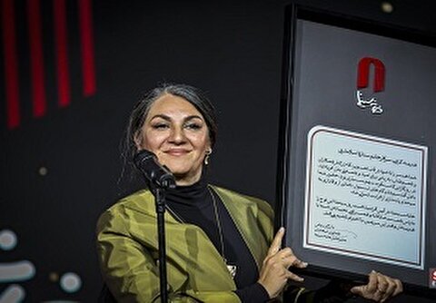 حرف‌هایی که سیاستگذار را منحرف می‌کند!/التماس سیاسی ستاره اسکندری با دستبند سبز و بنفش!+فیلم