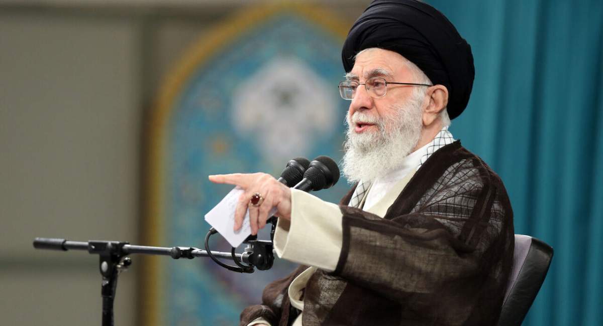 رهبر انقلاب اجازه نمی‌دهند ما فراموش کنیم