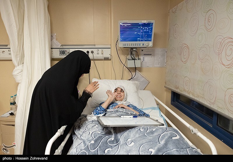 عیادت دختر شهید سلامی از دختر شهید هاشمی تبار