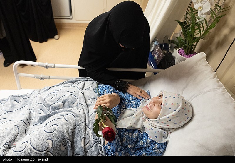 عیادت دختر شهید سلامی از دختر شهید هاشمی تبار