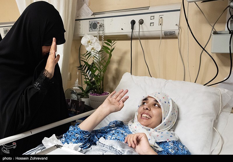 عیادت دختر شهید سلامی از دختر شهید هاشمی تبار