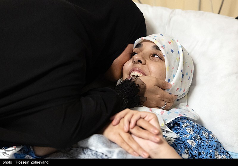 عیادت دختر شهید سلامی از دختر شهید هاشمی تبار