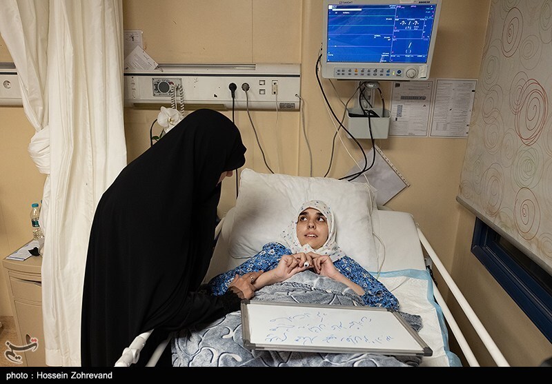 عیادت دختر شهید سلامی از دختر شهید هاشمی تبار