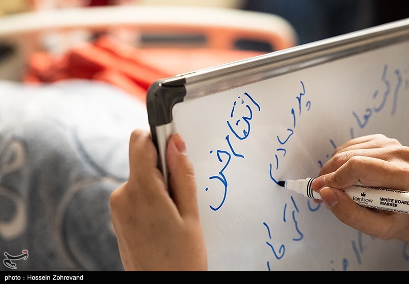 عیادت دختر شهید سلامی از دختر شهید هاشمی تبار