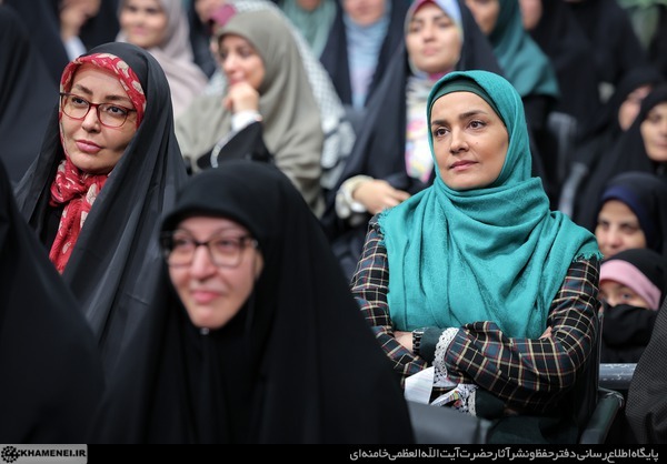 دیدار هزاران نفر از زنان و دختران دیدار هزاران نفر از زنان و دختران