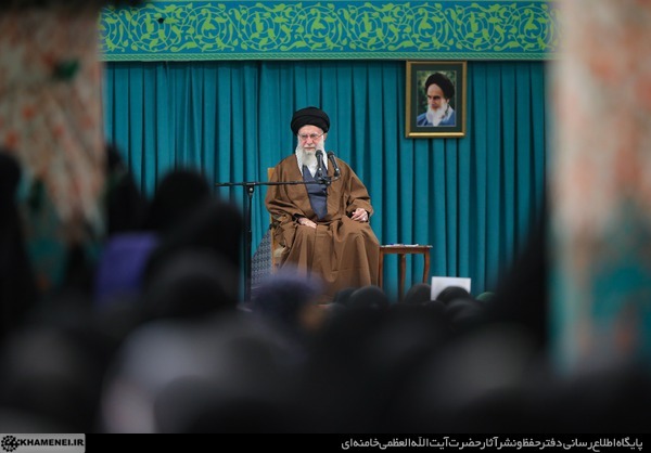 دیدار هزاران نفر از زنان و دختران دیدار هزاران نفر از زنان و دختران