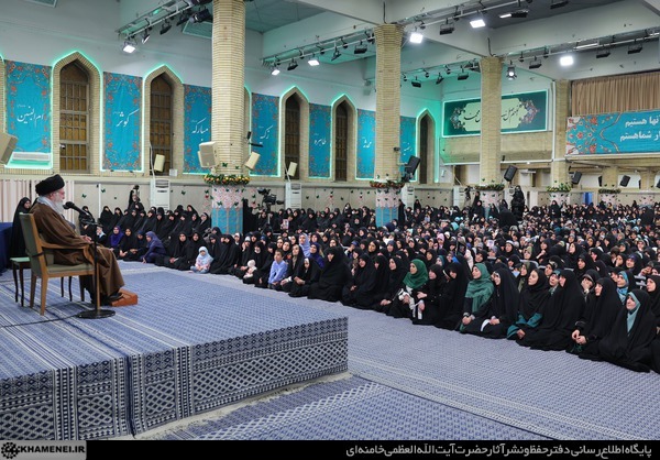 دیدار هزاران نفر از زنان و دختران دیدار هزاران نفر از زنان و دختران