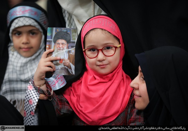 دیدار هزاران نفر از زنان و دختران دیدار هزاران نفر از زنان و دختران