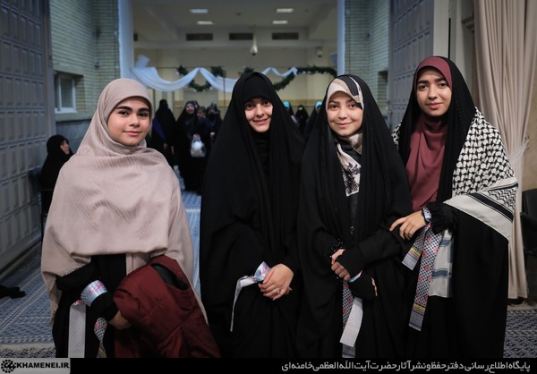 دیدار هزاران نفر از زنان و دختران دیدار هزاران نفر از زنان و دختران