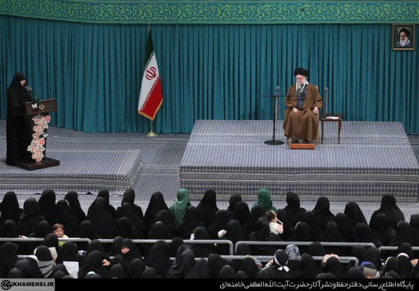 دیدار هزاران نفر از زنان و دختران دیدار هزاران نفر از زنان و دختران