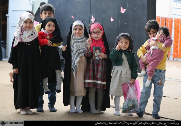 دیدار هزاران نفر از زنان و دختران دیدار هزاران نفر از زنان و دختران