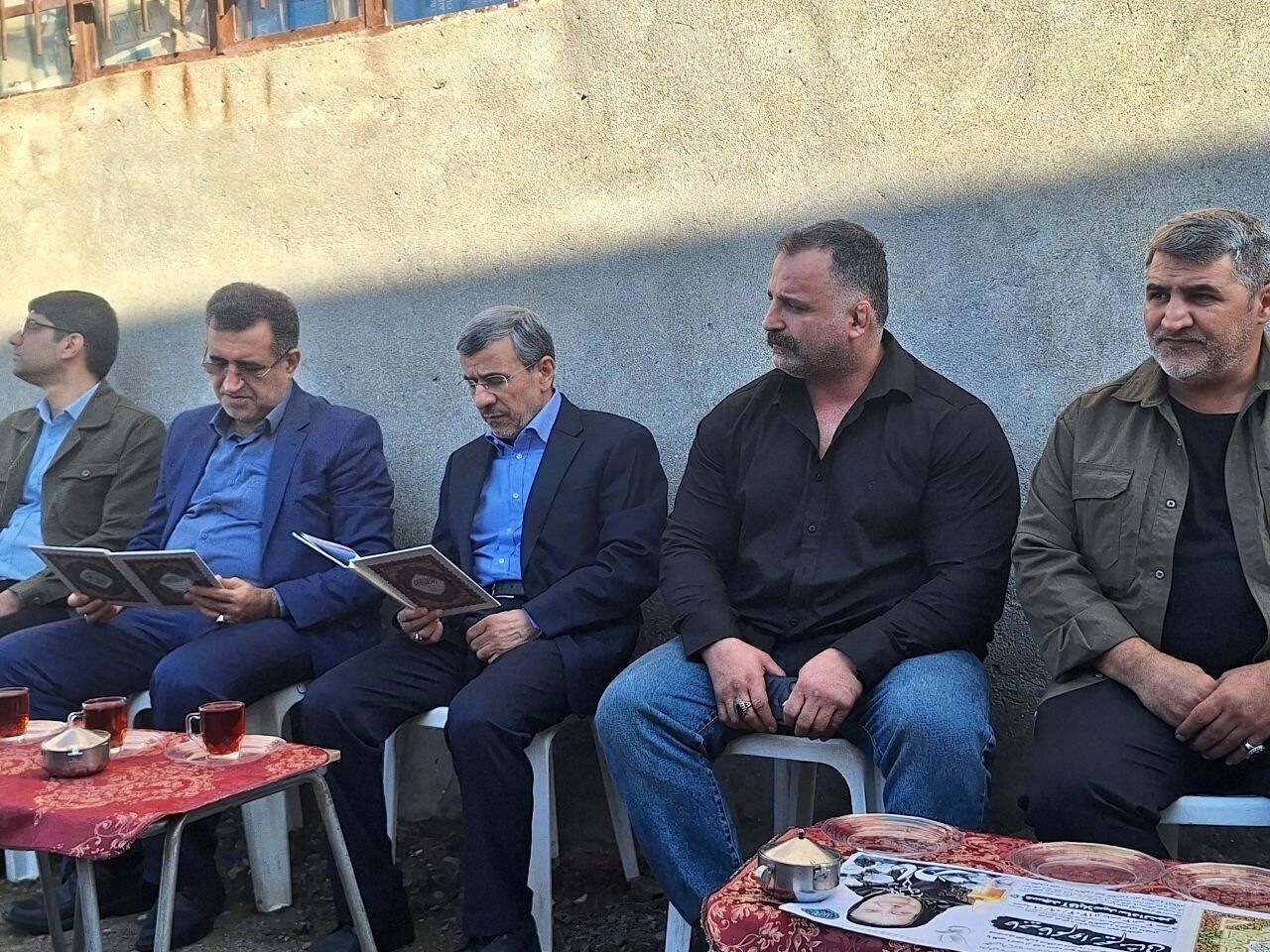 ژست‌های احمدی‌ نژاد در مراسم ختم خواهر رحیم مشایی + عکس