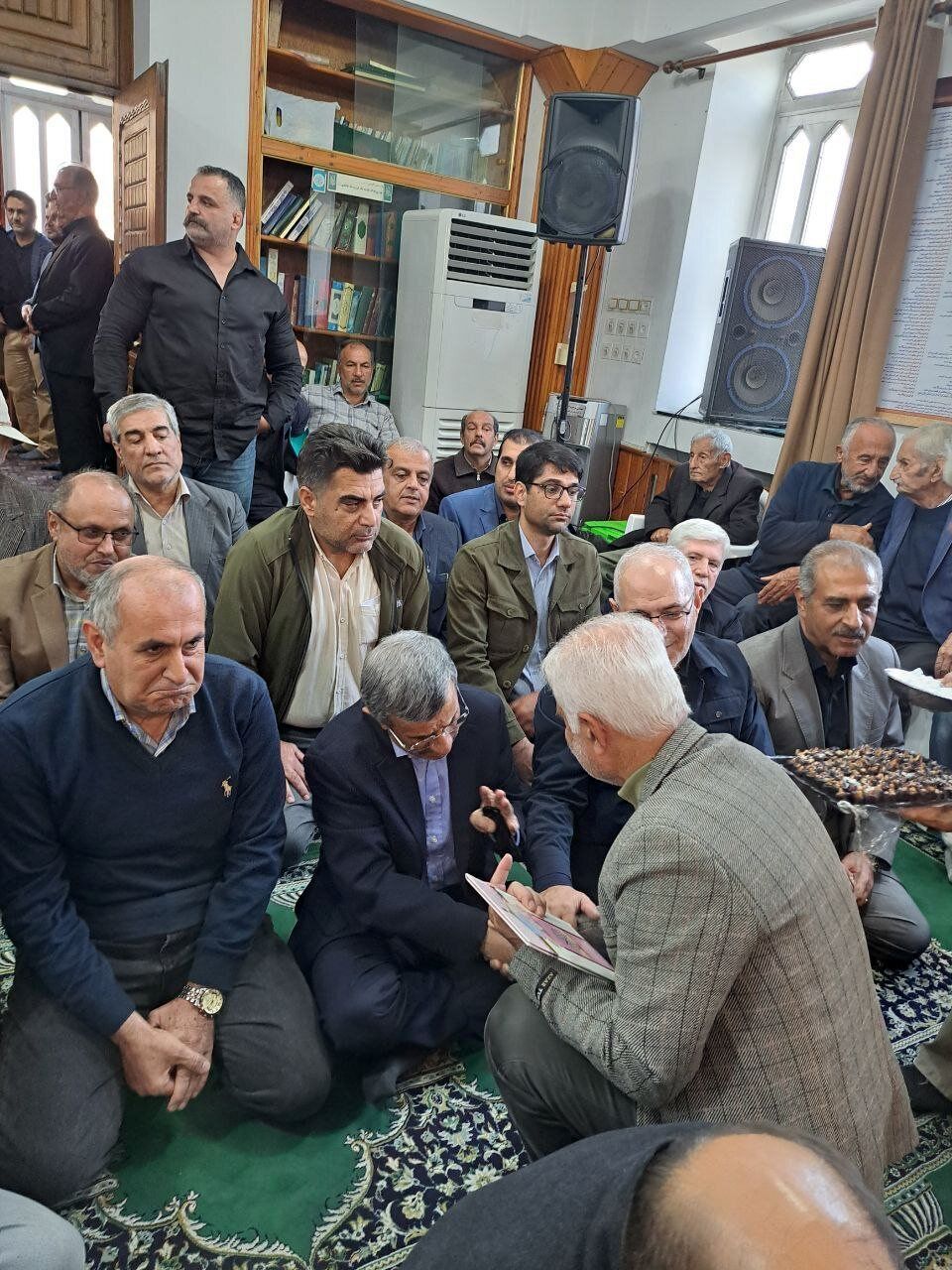 ژست‌های احمدی‌ نژاد در مراسم ختم خواهر رحیم مشایی + عکس