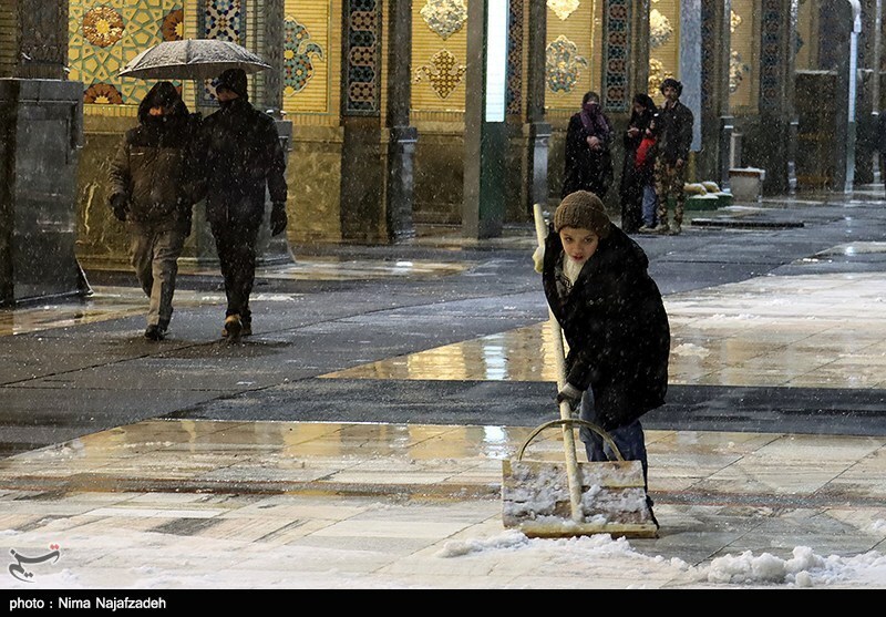 بارش برف در حرم مطهر رضوی