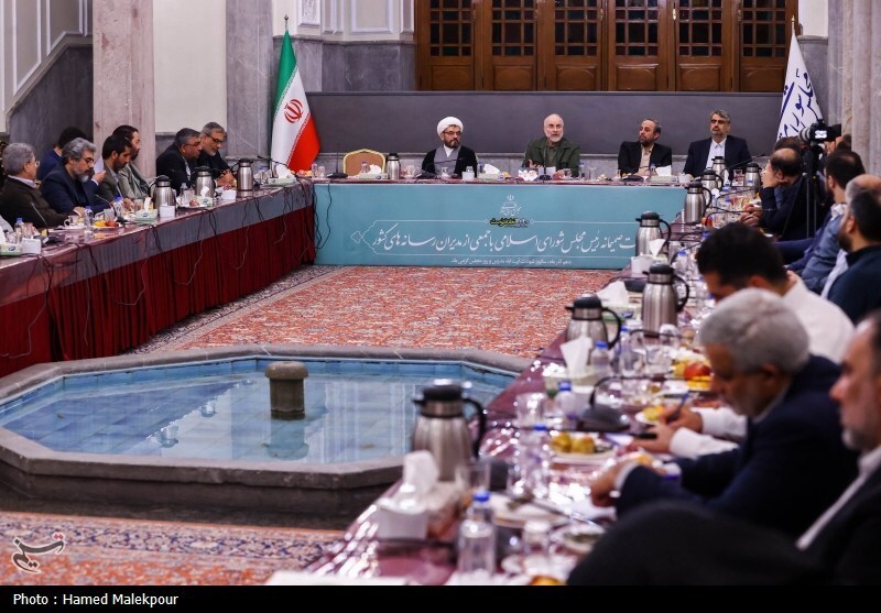 نشست صمیمانه رئیس مجلس با مدیران رسانههای کشور نشست صمیمانه رئیس مجلس با مدیران رسانههای کشور