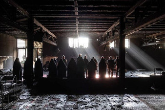 روایت تصویری «مسجد سوخته»؛ ردِ فداکاری بر فرش ماندگار شد!