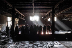 روایت تصویری «مسجد سوخته»؛ ردِ فداکاری بر فرش ماندگار شد!