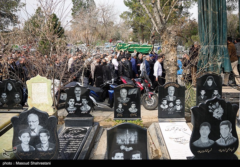 مراسم تشییع و خاکسپاری مادر شهید احمد متوسلیان مراسم تشییع و خاکسپاری مادر شهید احمد متوسلیان